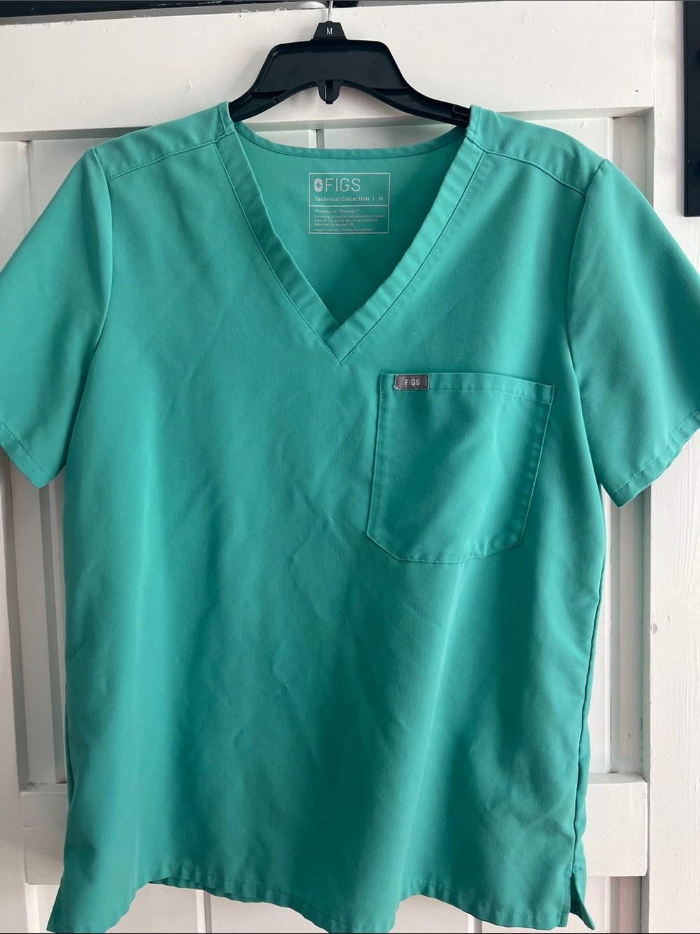 FIGS surgical Green scrub set with Catalina M top and Livingston M/T pants